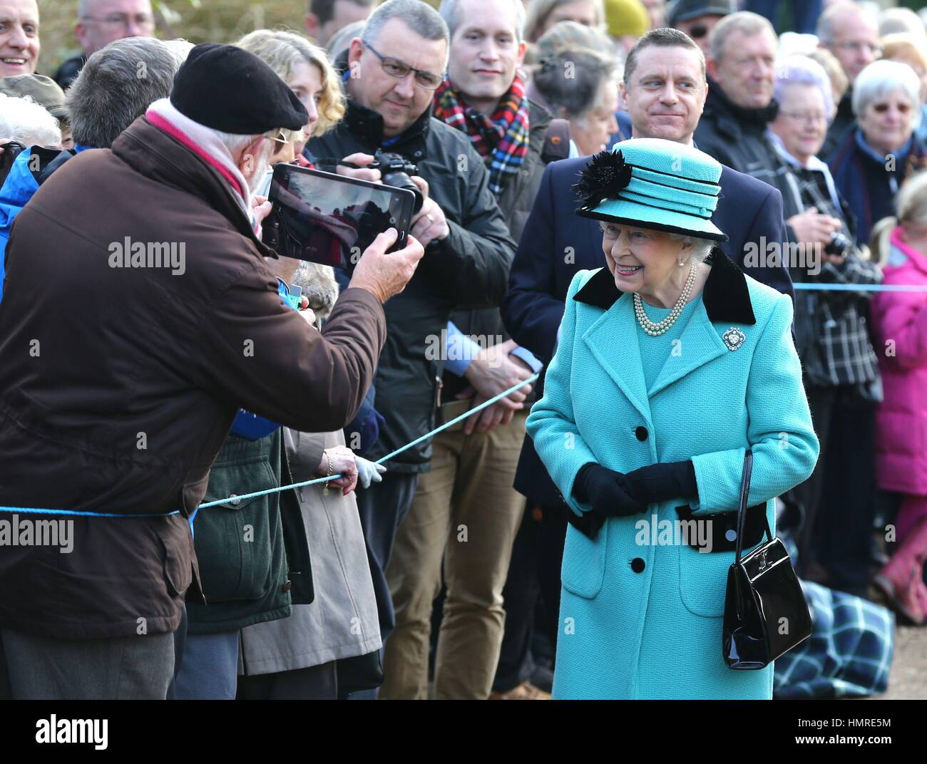 La reine Elizabeth II lors d'un bain de foule après un service religieux à la cathédrale St Pierre et St Paul West Newton à Norfolk, en tant que la reine est de faire l'histoire quand elle devient la première monarque britannique, pour atteindre leur Jubilé de Saphir. Banque D'Images