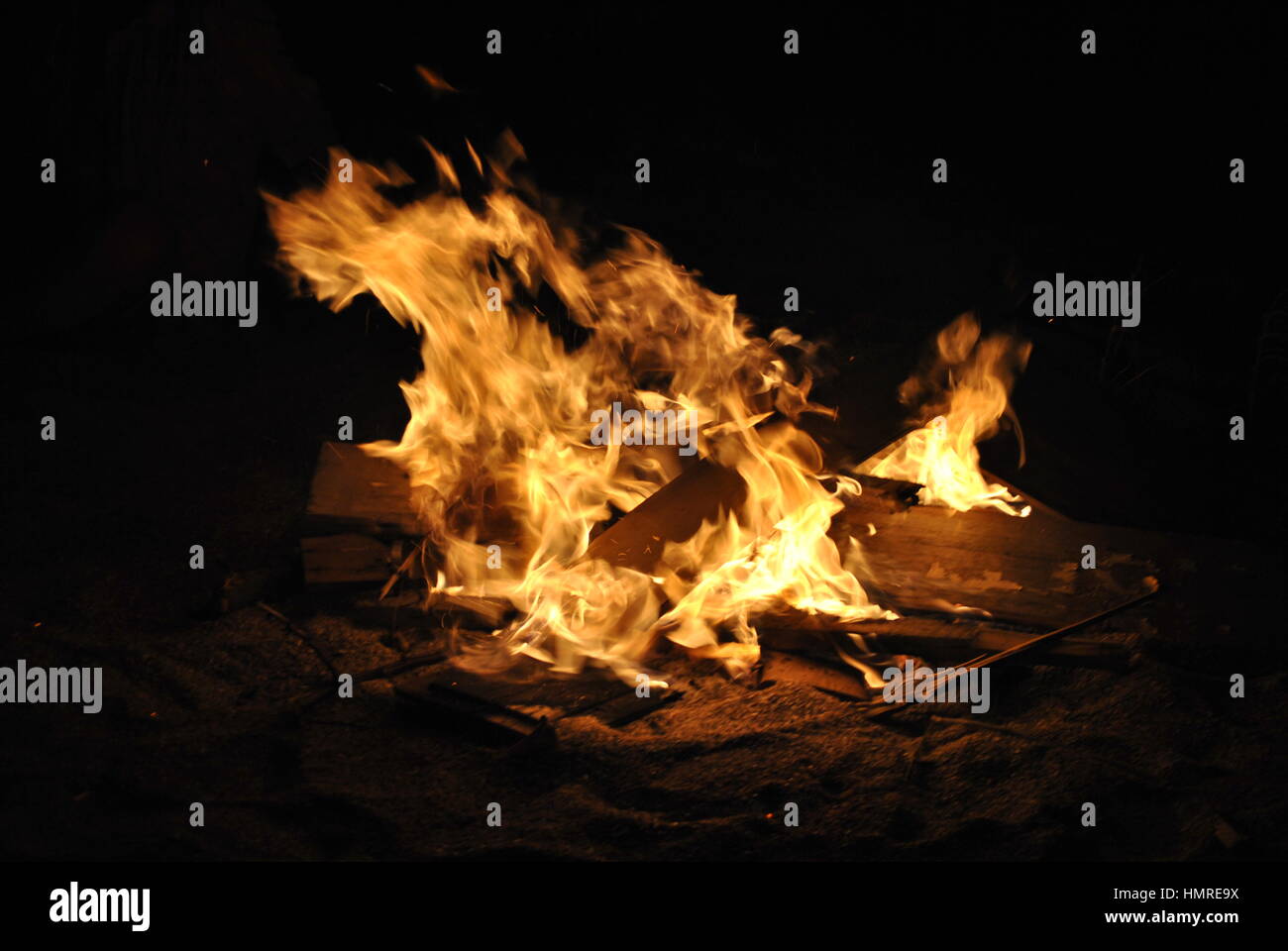 Feu de camp dans le noir Banque D'Images