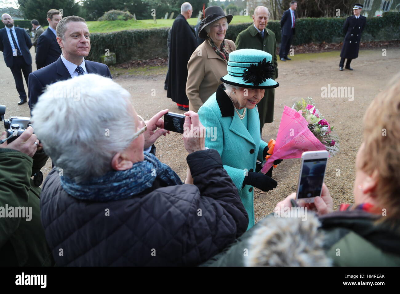 La reine Elizabeth II et le duc d'Édimbourg lors d'un bain de foule après un service religieux à la cathédrale St Pierre et St Paul West Newton à Norfolk, en tant que la reine est de faire l'histoire quand elle devient la première monarque britannique, pour atteindre leur Jubilé de Saphir. Banque D'Images