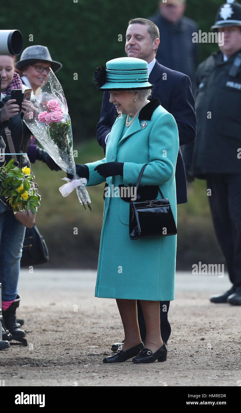 La reine Elizabeth II lors d'un bain de foule après un service religieux à la cathédrale St Pierre et St Paul West Newton à Norfolk, en tant que la reine est de faire l'histoire quand elle devient la première monarque britannique, pour atteindre leur Jubilé de Saphir. Banque D'Images