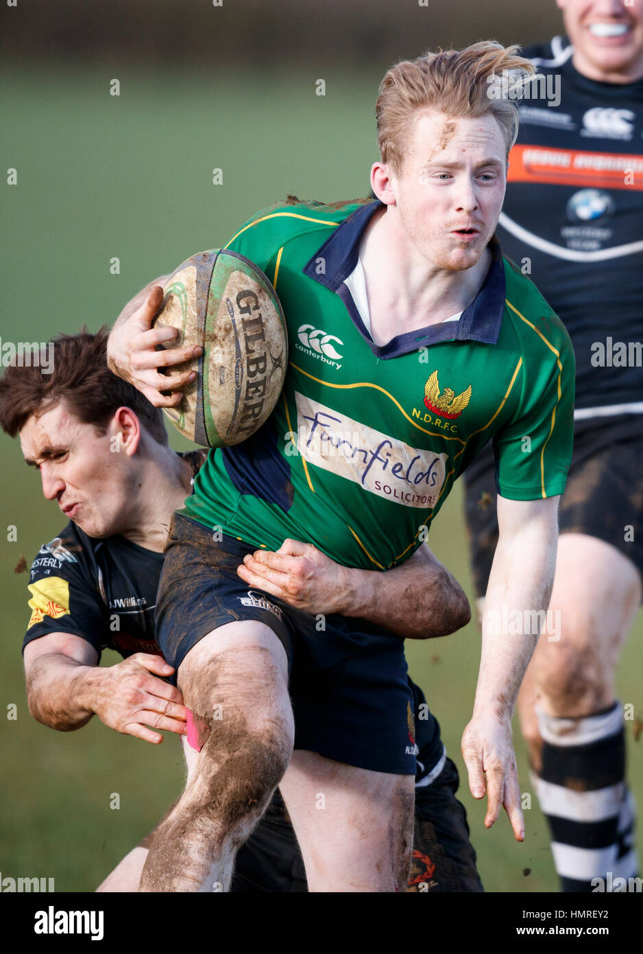 Nord du Dorset RFC RFC Sherborne vs XV 1er 1er XV Nord du Dorset player abordés par joueur de Sherborne. Banque D'Images