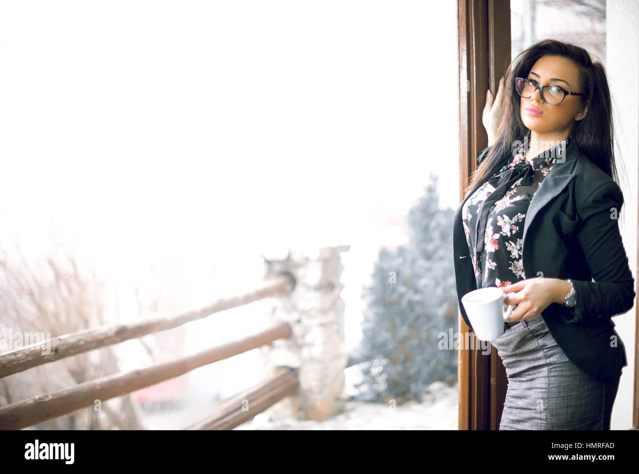 Young business woman avec tasse de café dans ses mains. Matin temps. La tonalité de l'image. Banque D'Images