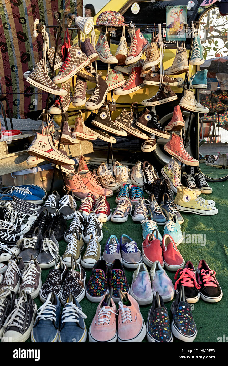 Vente de chaussures. Chaussures de sport et chaussures décontractées à  vendre sur un marché thaïlandais. Thaïlande Asie du Sud-est Photo Stock -  Alamy