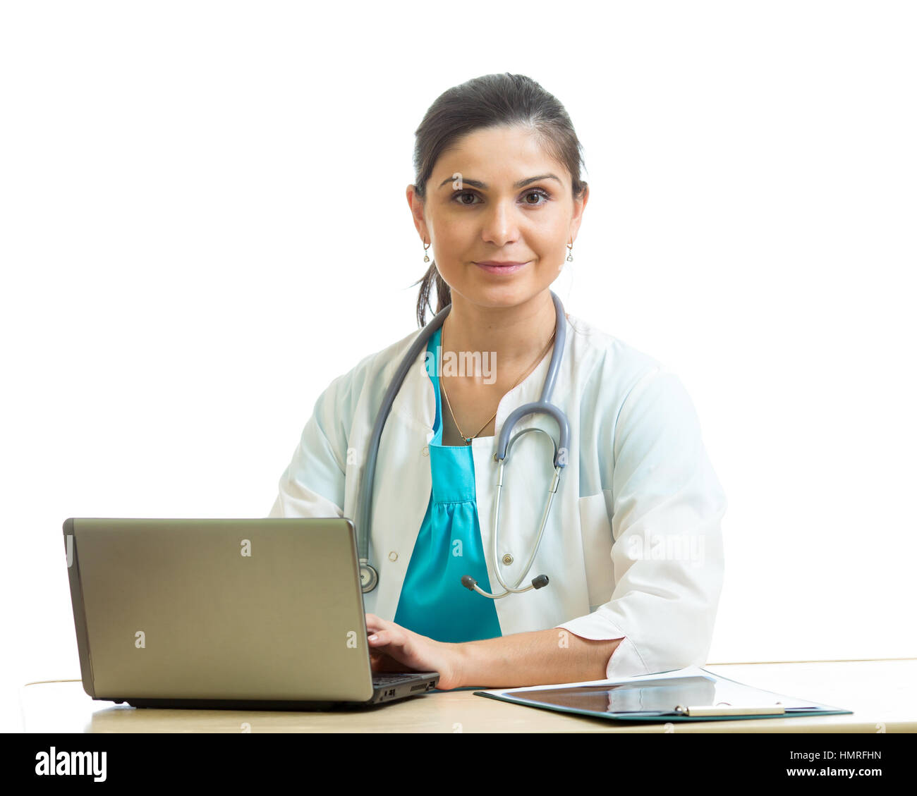 Médecin femme travaillant avec l'ordinateur. Plus isolé sur fond blanc. Banque D'Images