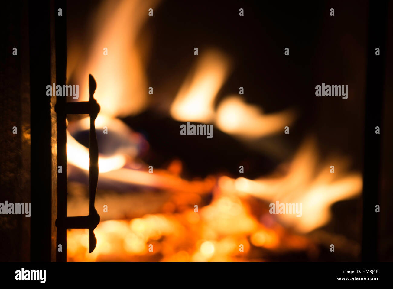 Porte cheminée en silhouette avec feu de cheminée en arrière-plan, arrière-plan agréable Banque D'Images