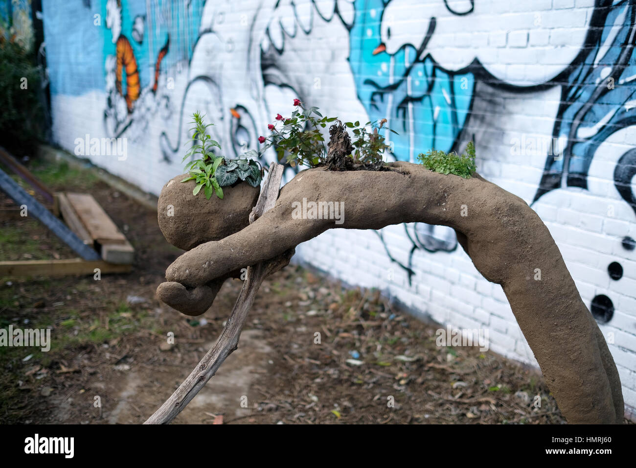 Sculpture créative sous la forme d'un corps humain utilisé comme récipient de fleurs Banque D'Images