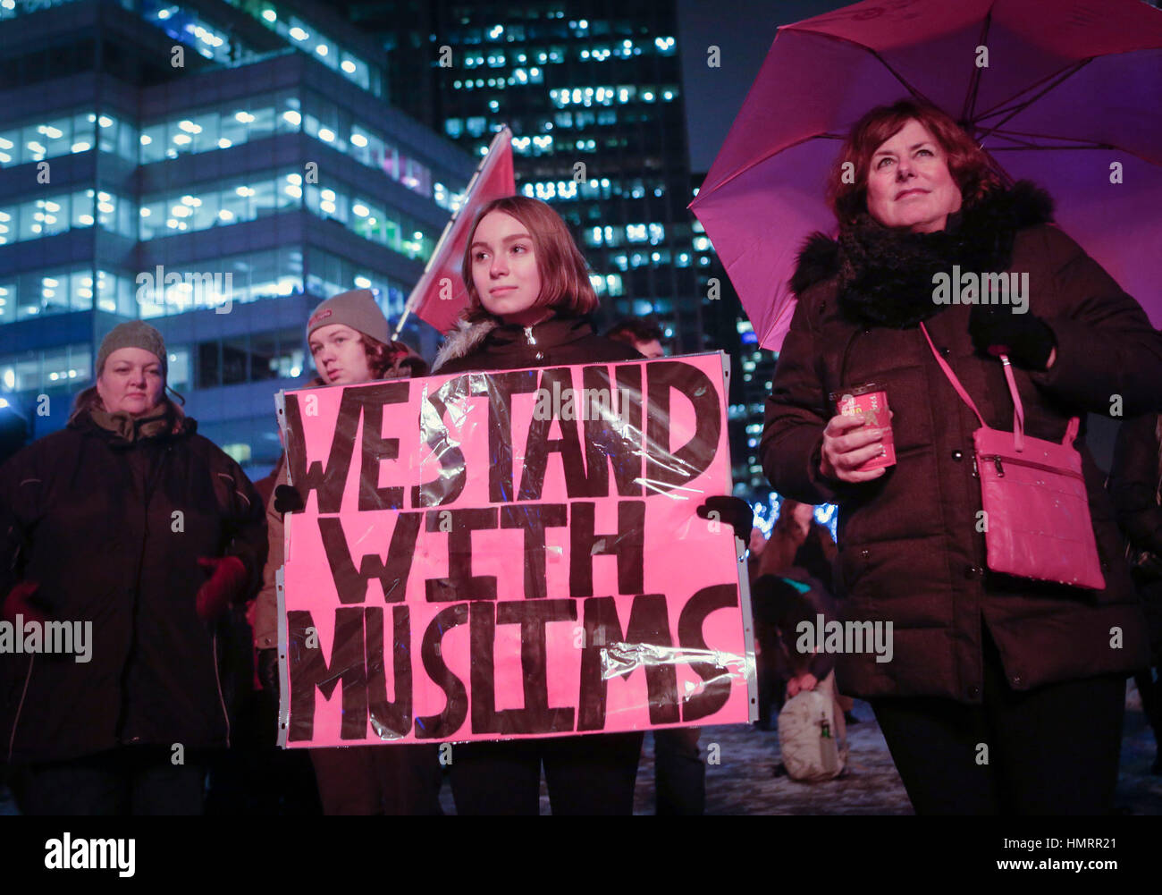 Vancouver, Canada. Feb, 2017 4. Une femme est titulaire d'un signe au cours de la manifestation contre l'Islamophobie à Vancouver, Canada, 4 février 2017. Plus de mille personnes participent à un rassemblement contre l'Islamophobie en solidarité avec six musulmans massacrés dans la ville de Québec, et en opposition à l'interdiction de voyager à l'emporter sur les Musulmans et les réfugiés dans les jours précédents. Credit : Liang Sen/Xinhua/Alamy Live News Banque D'Images