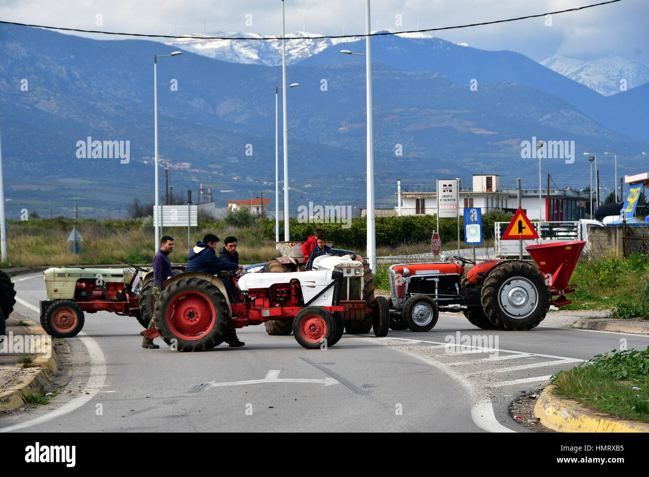 Les agriculteurs et les éleveurs d'Argolide, dans le Péloponnèse, l'est fait un bloc de deux heures de route Corinthe - Argos en hauteur de la rivière Inachos érigée et le blocus des agriculteurs et éleveurs dans la région, dimanche 5 février 2017 Banque D'Images