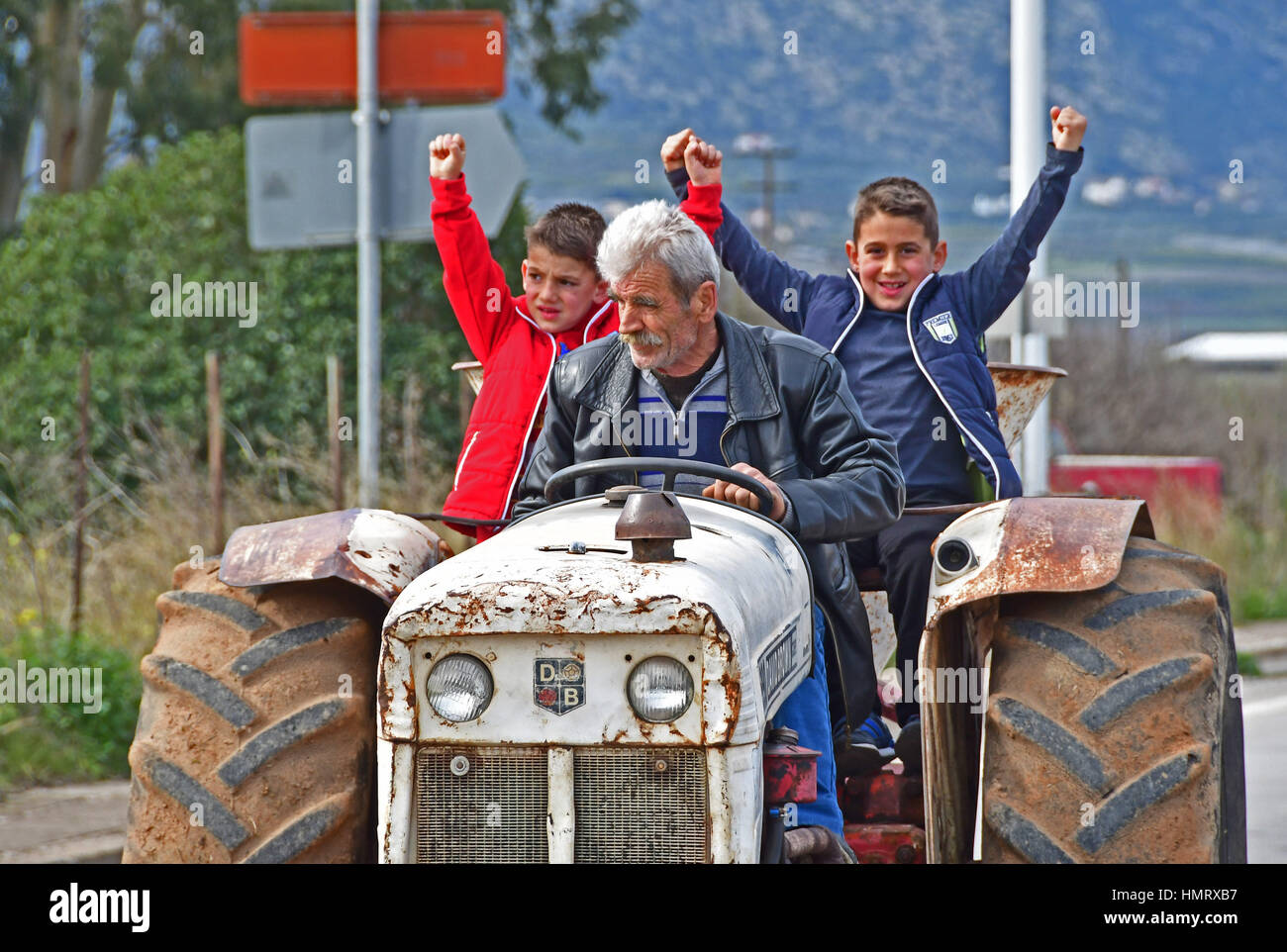 Les agriculteurs et les éleveurs d'Argolide, dans le Péloponnèse, l'est fait un bloc de deux heures de route Corinthe - Argos en hauteur de la rivière Inachos érigée et le blocus des agriculteurs et éleveurs dans la région, dimanche 5 février 2017 Banque D'Images