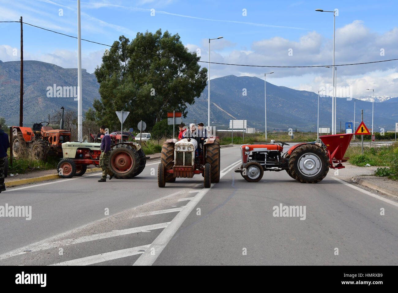 Les agriculteurs et les éleveurs d'Argolide, dans le Péloponnèse, l'est fait un bloc de deux heures de route Corinthe - Argos en hauteur de la rivière Inachos érigée et le blocus des agriculteurs et éleveurs dans la région, dimanche 5 février 2017 Banque D'Images