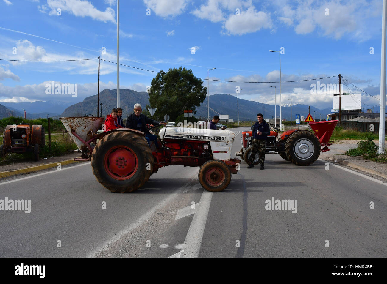 Les agriculteurs et les éleveurs d'Argolide, dans le Péloponnèse, l'est fait un bloc de deux heures de route Corinthe - Argos en hauteur de la rivière Inachos érigée et le blocus des agriculteurs et éleveurs dans la région, dimanche 5 février 2017 Banque D'Images