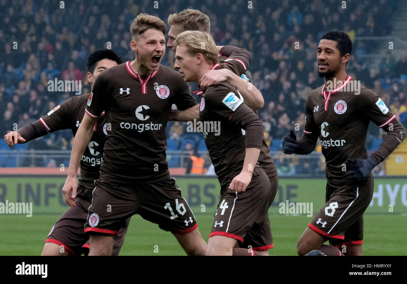 Braunschweig, Allemagne. Feb, 2017 5. Pauli's Lasse Sobiech (3-L) cheers au-dessus de son score de 0-1 avec Yiyoung Park (L), Marc Hornschuh (2-L) et Mats Daehli Moeller lors de la 2e Bundesliga match de football entre l'Eintracht Braunschweig et FC St Pauli à l'Eintracht Stadium à Braunschweig, Allemagne, 5 février 2017. (CONDITIONS D'EMBARGO - ATTENTION : En raison de la lignes directrices d'accréditation, le LDF n'autorise la publication et l'utilisation de jusqu'à 15 photos par correspondance sur internet et dans les médias en ligne pendant le match.) Photo : Peter Steffen/dpa/Alamy Live News Banque D'Images