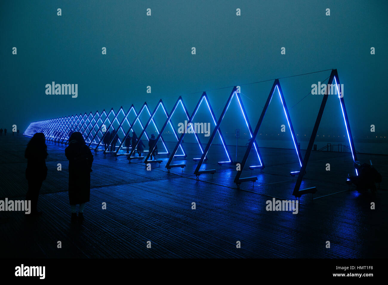 Danemark, Copenhague. Feb, 2017 4. L'onde, d'une son- interactive et de l'installation, est de 80 mètres sur Ofelia Plads dans le cadre de l'art danois et music festival Festival de gel à Copenhague. La vague a été développé par la lumière de renommée internationale collective design Obscura Vertigo et avec la production sonore par Peter Albrechtsen. Gonzales : Crédit Photo/Alamy Live News Banque D'Images