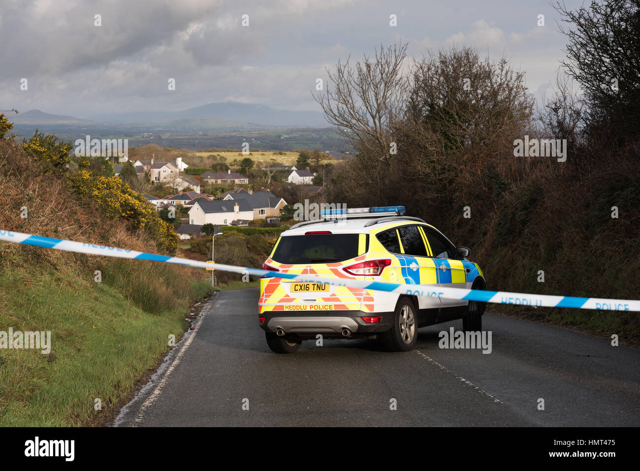 Llanbedrog, Gwynedd, au Royaume-Uni. 5 février 2017. Cordon de police la B4413 road pour isoler les lieux d'un tournage de minuit fatale d'un jeune de 18 ans l'homme dans le parking de l'auberge de bateau à la périphérie de Llanbedrog. Des équipes de médecine légale enquêter sur la scène tandis que le Nord du Pays de Galles, la police qui ont arrêté 4 hommes, l'appel de l'information. Crédit : Michael Gibson/Alamy Live News Banque D'Images