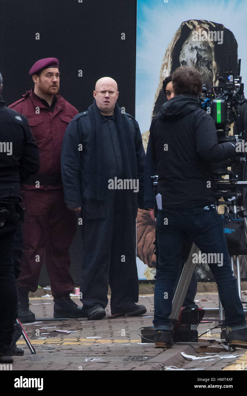 Matt Lucas est repéré au médecin qui prend place sur le mont Stuart dans la baie de Cardiff, Royaume-Uni, après Peter Capaldi a annoncé que cette série sera sa dernière Banque D'Images