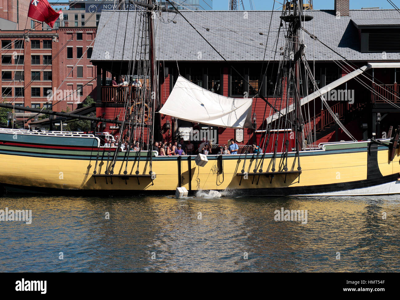 Plateau commodes projetés hors d'un bateau musée dans le port de Boston, Boston Tea Party Museum, le port de Boston, Boston, Massachusetts, United States. Banque D'Images Plateau commodes projetés hors d'un bateau musée dans le port de Boston, Boston Tea Party Museum, le port de Boston, Boston, Massachusetts, United States. Banque D'Images