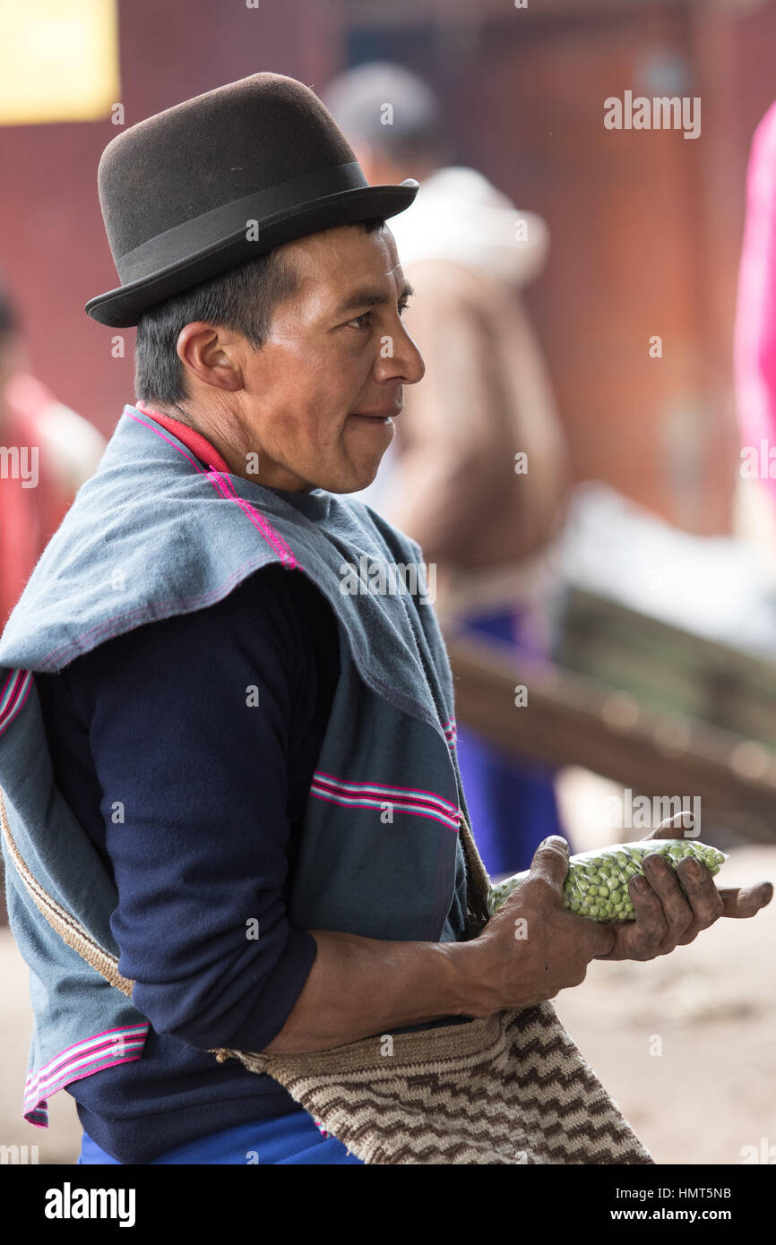 6 septembre 2016, Silvia, la Colombie : les hommes indigènes Guambiano Traditionnellement vêtus de maïs vente Banque D'Images