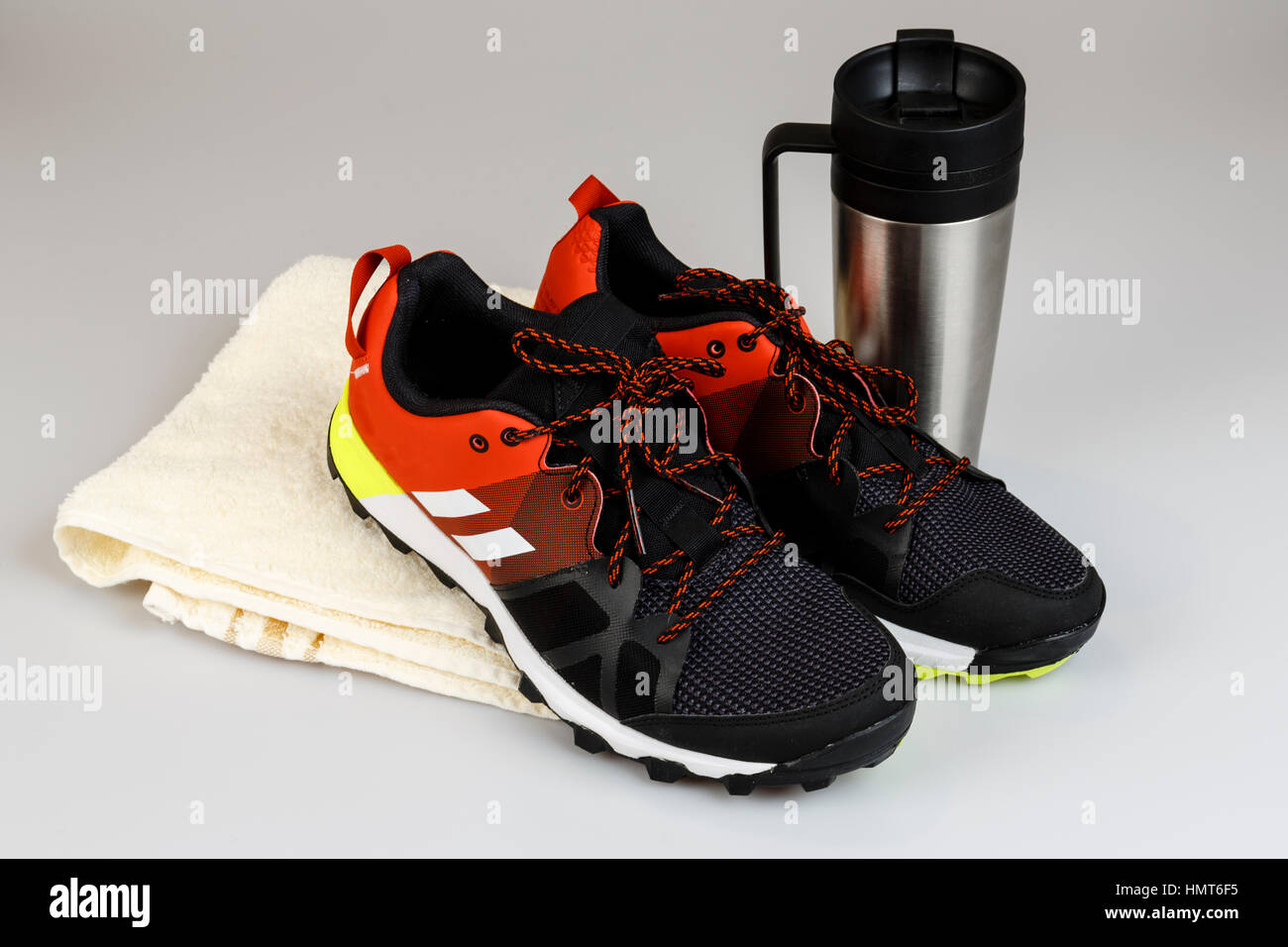 Des chaussures de course avec serviette et bouteille - préparation à l'exécution dans la nature, sport concept Banque D'Images