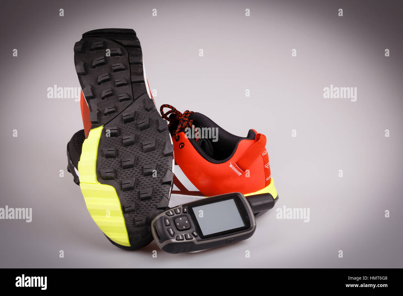 Des chaussures de course avec serviette et bouteille - préparation à l'exécution dans la nature avec la navigation, sport de plein air concept Banque D'Images