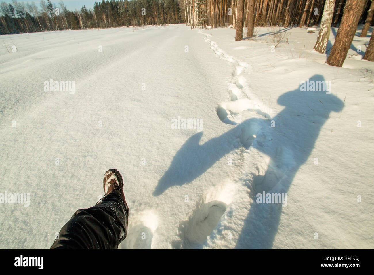 L'homme dans les bois fait. selfies Autoportraits de temps sur la neige Banque D'Images