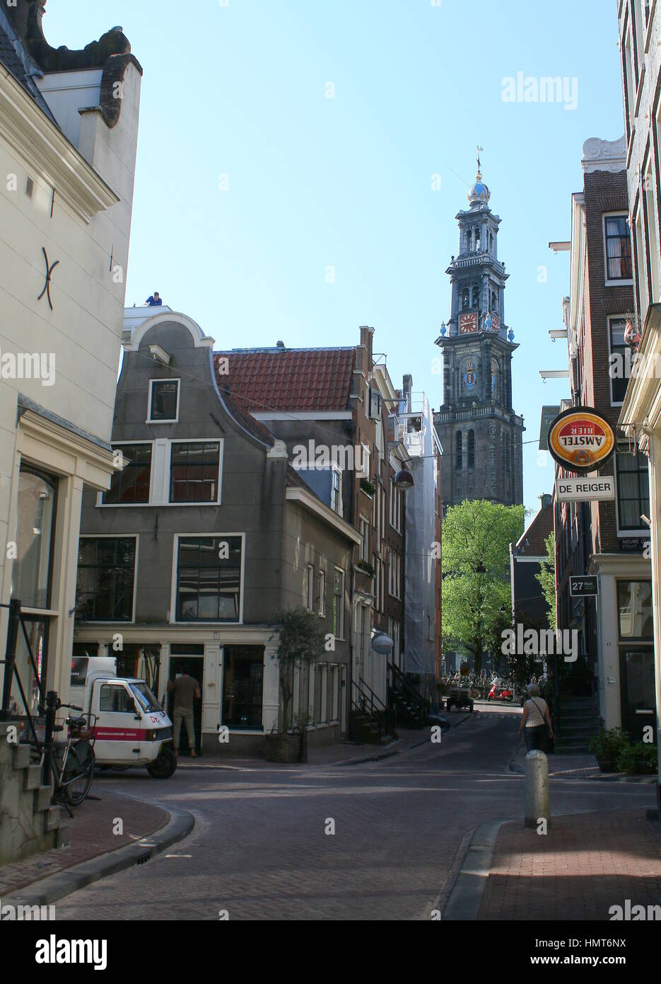 Boutiques et cafés dans le quartier du Jordaan au centre d'Amsterdam, Pays-Bas en été, Westerkerk tour en arrière-plan. Banque D'Images