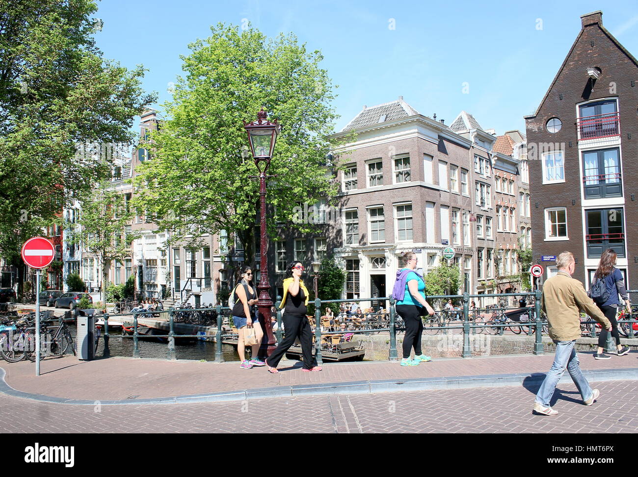 Touristes traversant un pont du canal canal Egelantiersgracht, le centre-ville d'Amsterdam, Jordaan, Pays-Bas Banque D'Images