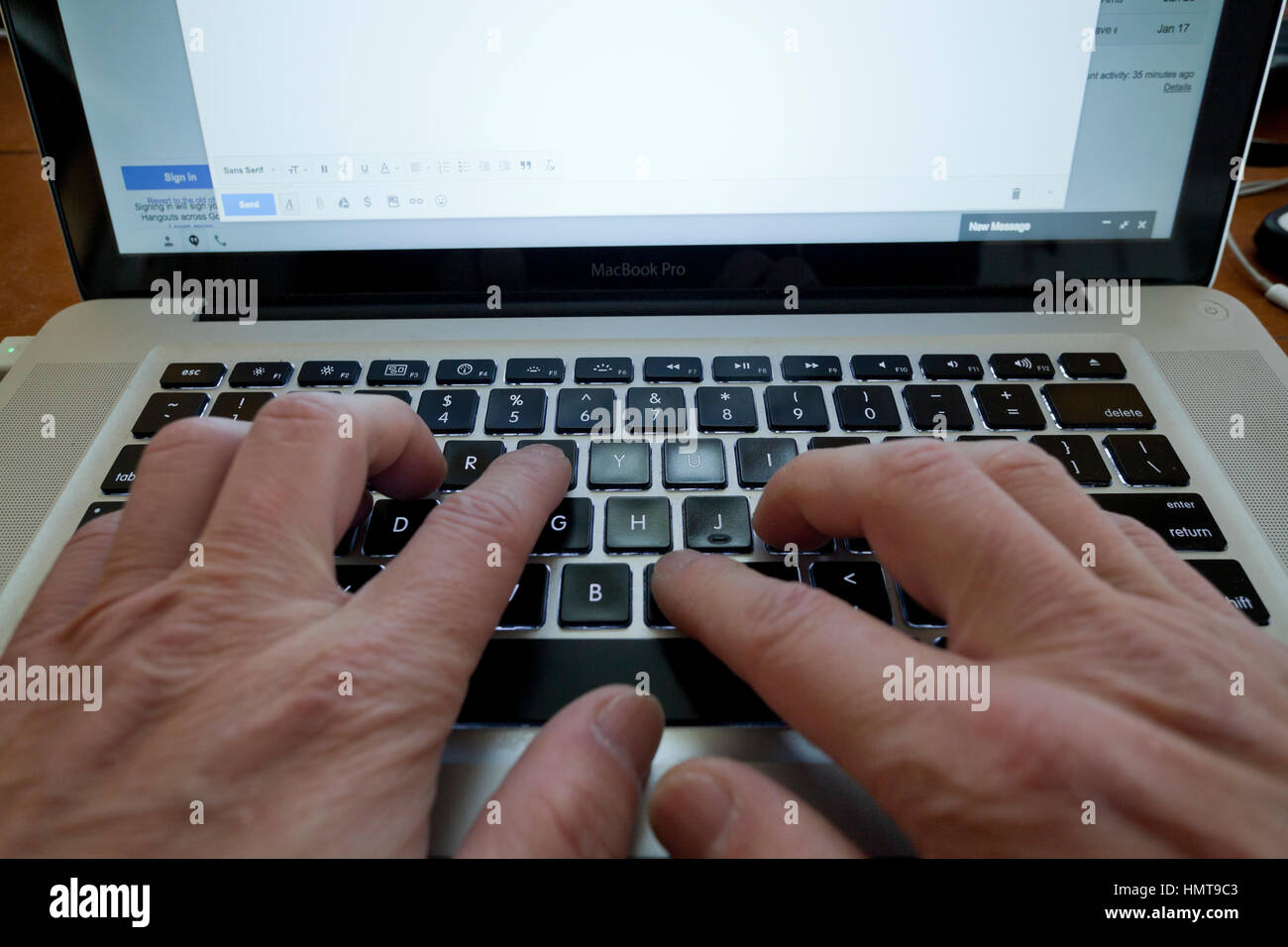 Man message sur ordinateur portable MacBook Pro Banque D'Images