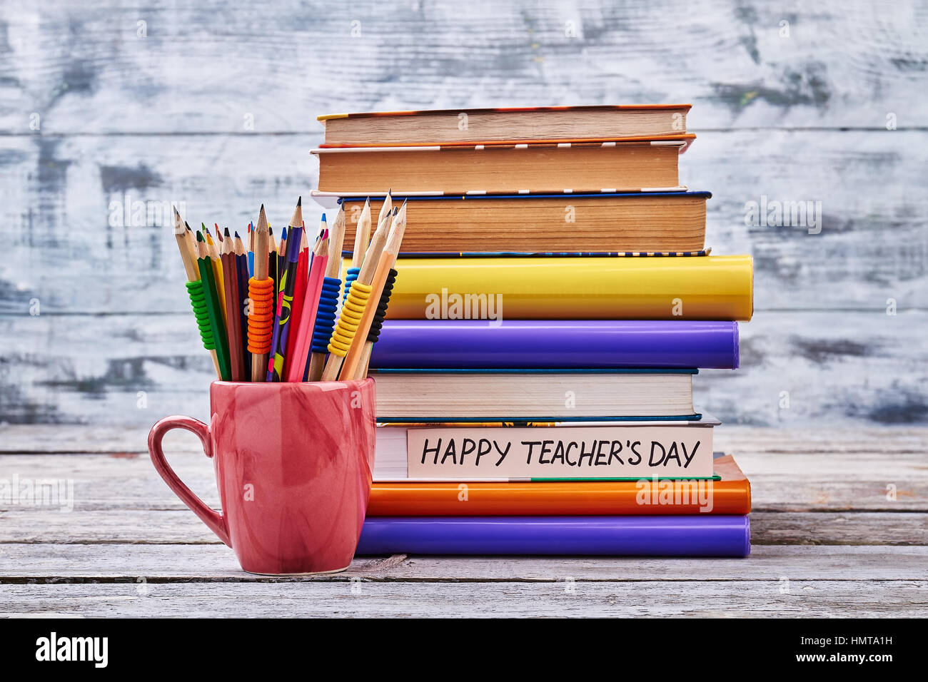 Crayons et pile de livres. Banque D'Images