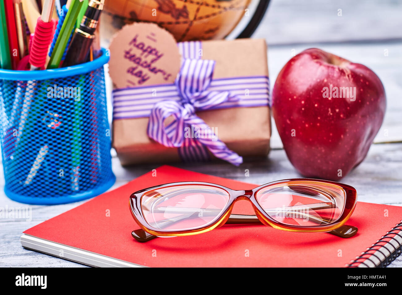 Panier avec la papeterie, lunettes, portable. Banque D'Images