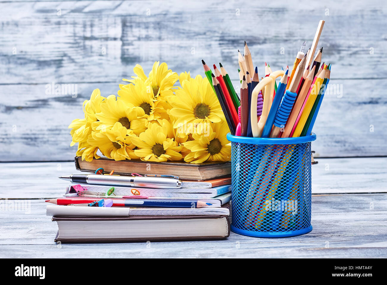 Des fleurs, de la papeterie et des cahiers. Banque D'Images