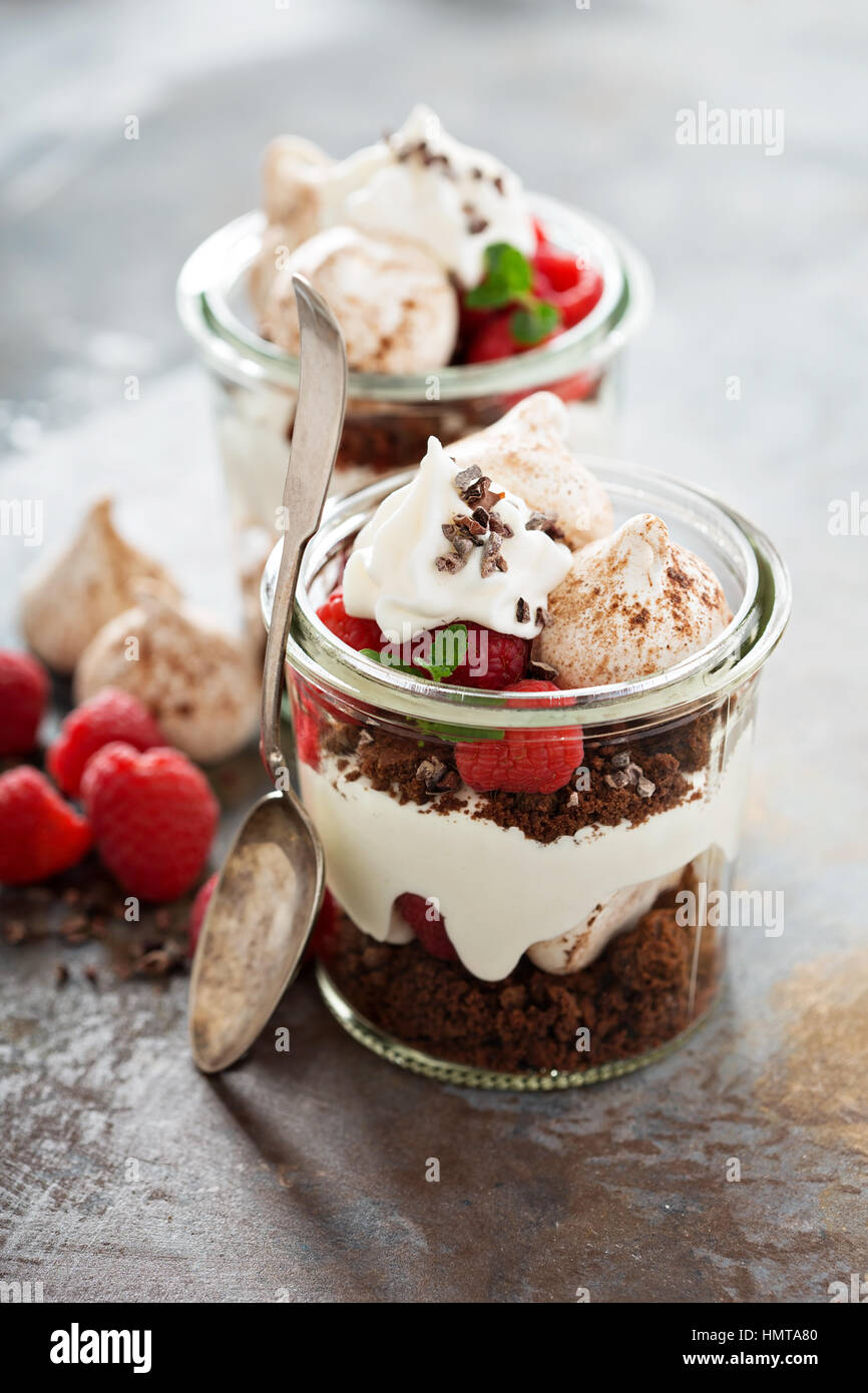 Layered dessert avec un gâteau au chocolat, crème fouettée et de framboises dans un pot Banque D'Images