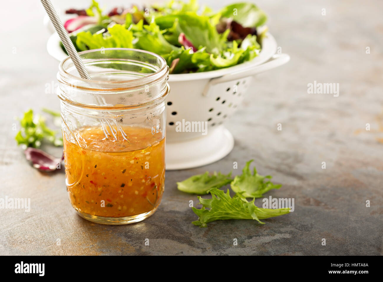 Vinaigrette italienne dans un pot Mason avec légumes frais sur la table Banque D'Images