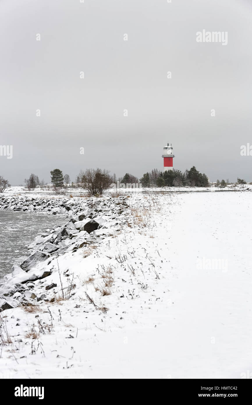 Light House avec l'océan glacial et un ciel nuageux. Banque D'Images