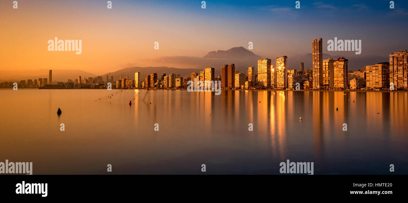 Benidorm est une station balnéaire sur la côte orientale de l'Espagne, une partie de la région de Valence est célèbre Costa Blanca. Banque D'Images