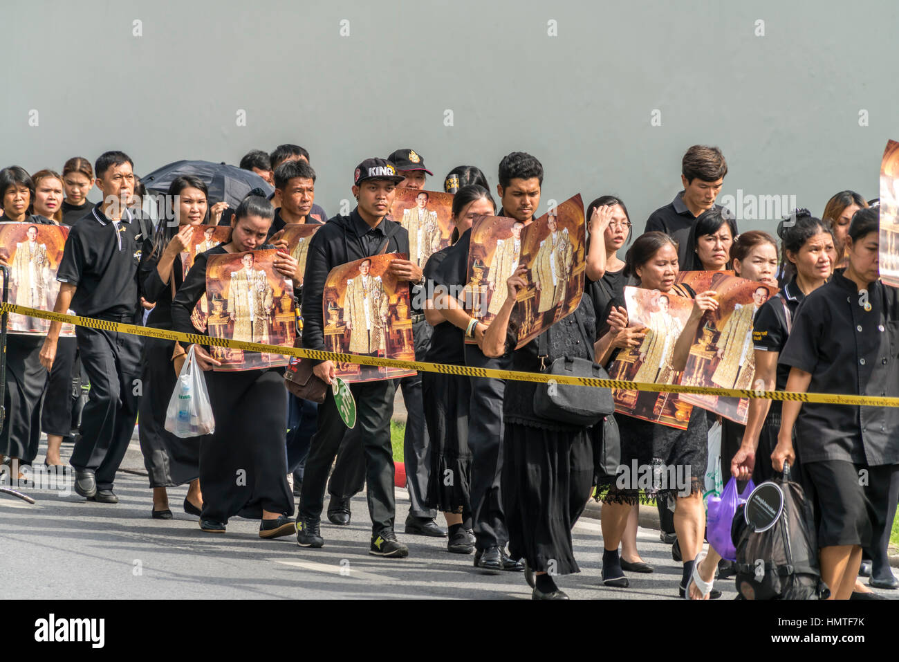 Les Thaïlandais trauernde mit dem verstorbenen Foto des Königs Bhumibol Adulyadej, Bangkok, Thaïlande, Asie | deuil national thaïlandais tenant une photo d'une personne décédée Banque D'Images