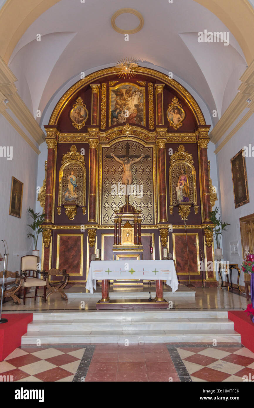 Frigiliana, la province de Malaga, Andalousie, Espagne du sud. Intérieur de l'église de San Antonio de Padua. Banque D'Images