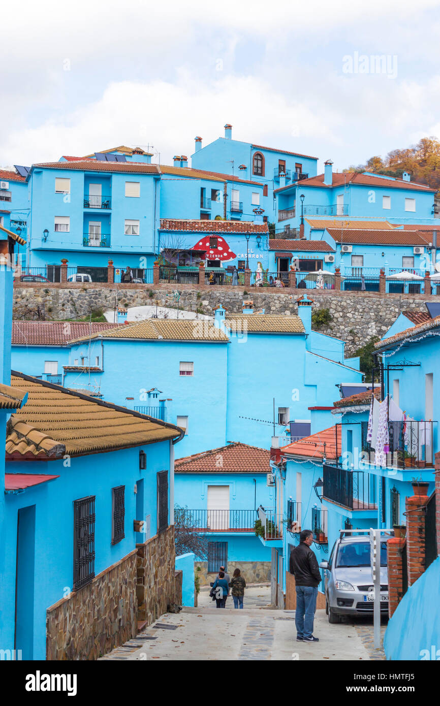 Júzcar, Málaga, Andalousie, espagne. La ville avait été l'un des villages blancs d'Andalousie, avec des bâtiments blanchis à la façon traditionnelle. Banque D'Images