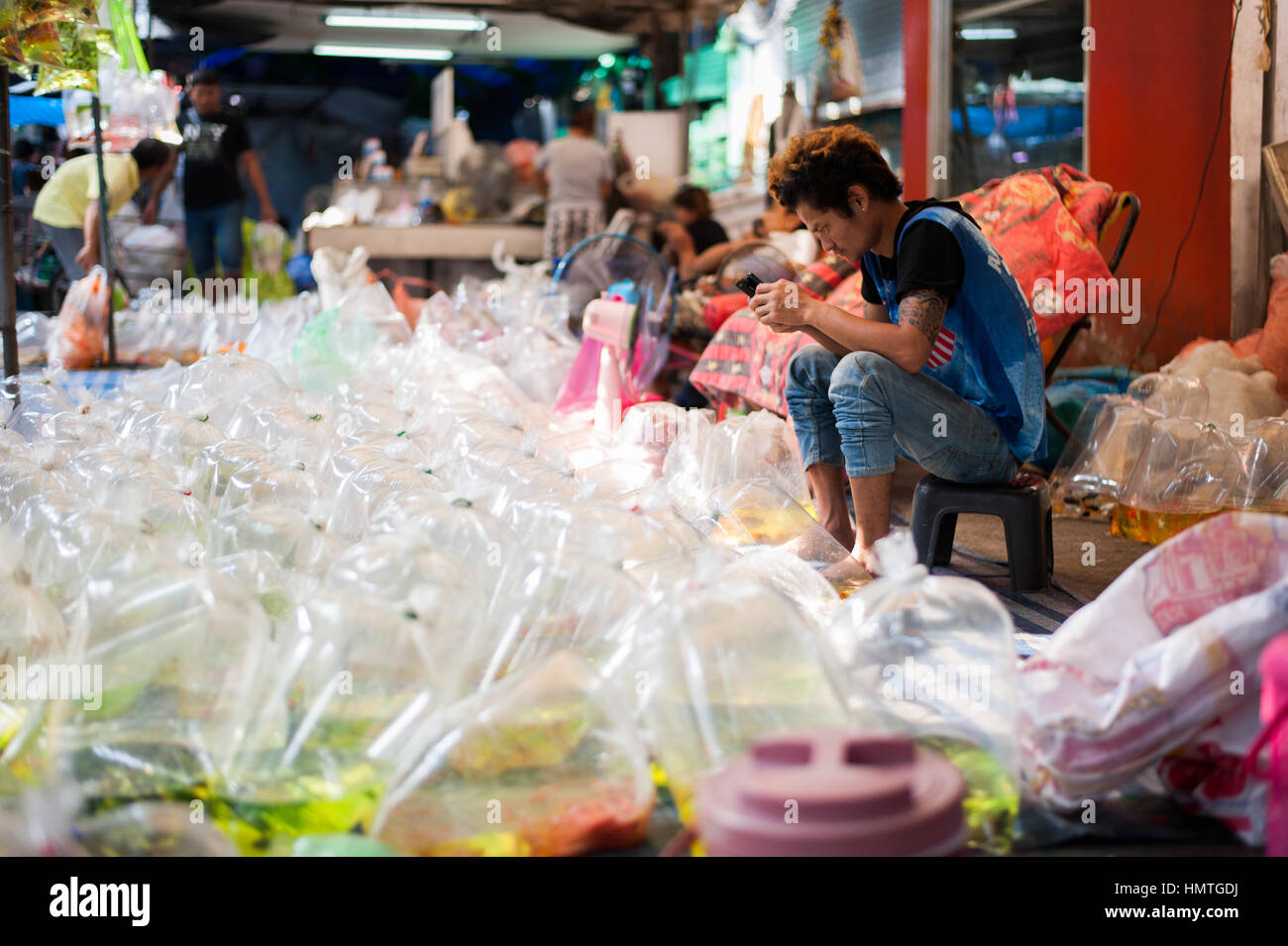 L'homme à la vente du poisson au marché de Chatuchak, Bangkok Banque D'Images