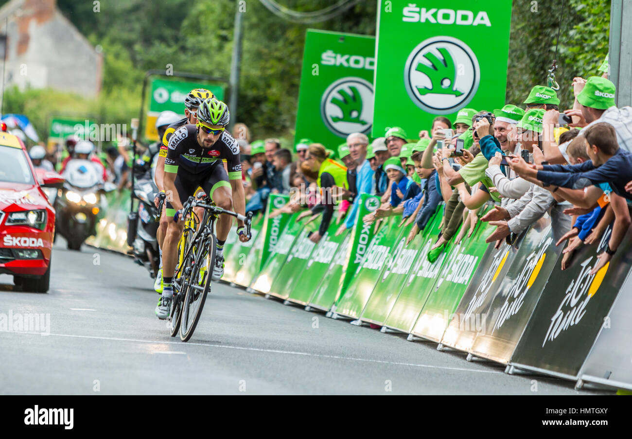 Bouille-Menard,France - 4 juillet 2016 : Le cycliste français Armindo Fonseca de Fortuneo-Vital Le Concept L'équipe gagne le sprint au cours de la phase 3 du Tour de F Banque D'Images