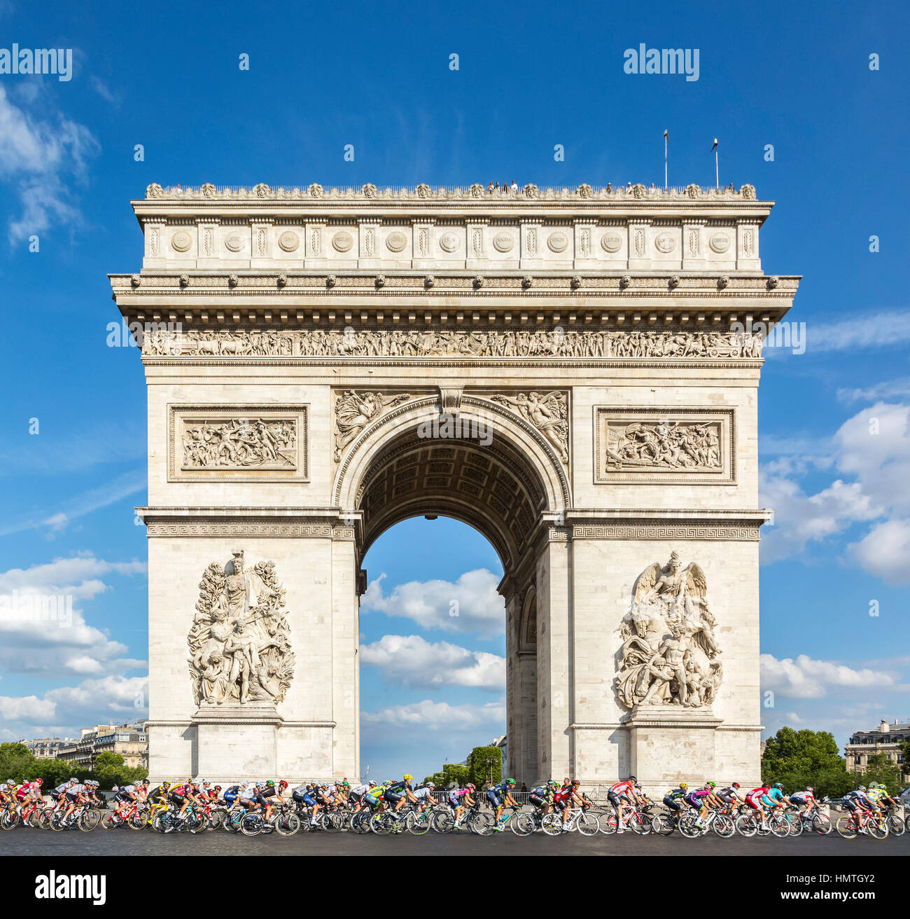 Paris, France - 24 juillet 2016 : le peloton en passant par l'Arc de Triomphe sur les Champs Elysées à Paris au cours de la dernière étape du Tour de France 2016. Banque D'Images