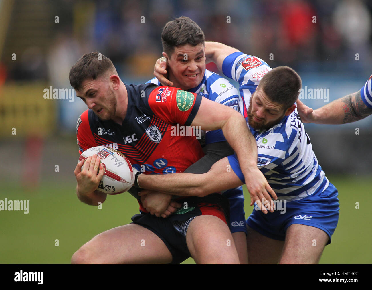 La Shay Stadium, au Royaume-Uni. 05Th Feb 2017. La Shay Stadium, Halifax, West Yorkshire 5 février 2017. Halifax v Featherstone Rovers Jordanie Baldwinson (L) de Featherstone Rovers abordé par Scott Murrell (C) et Ben Heaton (R) de Halifax RLFC lors de la Rugby League Championship 2017 à la Ronde 1 La Shay Stadium, Halifax. Photo par : Stephen Gaunt/Touchlinepics.com/Alamy Live News Banque D'Images