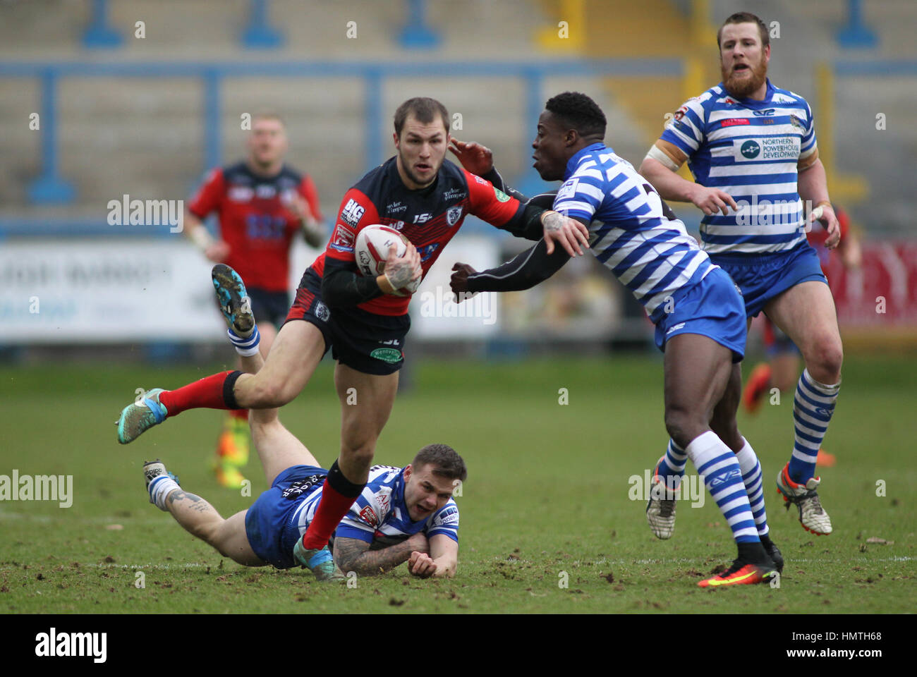 La Shay Stadium, au Royaume-Uni. 05Th Feb 2017. La Shay Stadium, Halifax, West Yorkshire 5 février 2017. Halifax v Featherstone Rovers Luc Briscoe (L) de Featherstone Rovers sur l'attaque contre Rob Worrincy (R) de Halifax RLFC lors de la Rugby League Championship 2017 à la Ronde 1 La Shay Stadium, Halifax. Photo par : Stephen Gaunt/Touchlinepics.com/Alamy Live News Banque D'Images