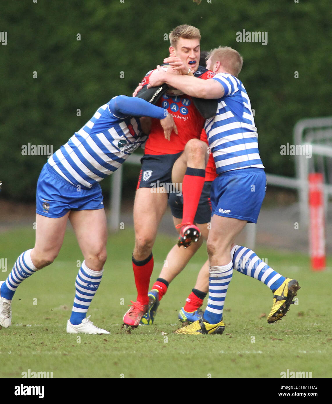 La Shay Stadium, au Royaume-Uni. 05Th Feb 2017. La Shay Stadium, Halifax, West Yorkshire 5 février 2017. Halifax v Featherstone Rovers Jack Ormondroyd (C) de Featherstone Rovers sur l'attaque contre Halifax RLFC lors de la Rugby League Championship 2017 à la Ronde 1 La Shay Stadium, Halifax. Photo par : Stephen Gaunt/Touchlinepics.com/Alamy Live News Banque D'Images