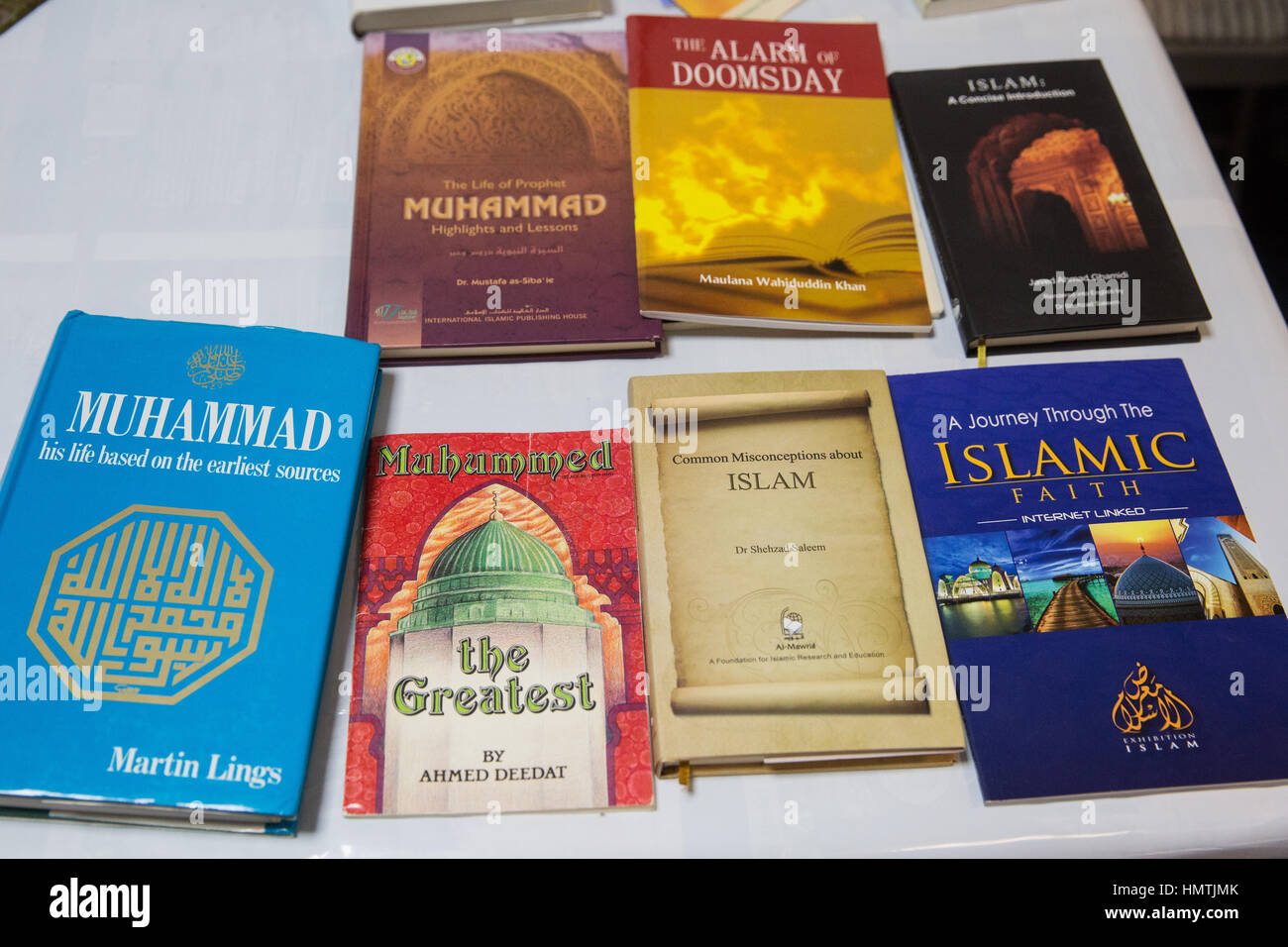 Slough, Royaume-Uni. 5 Février, 2017. Livres sur l'affichage pour les visiteurs de la mosquée Al Jannah visite sur mon jour de la mosquée. Credit : Mark Kerrison/Alamy Live News Banque D'Images