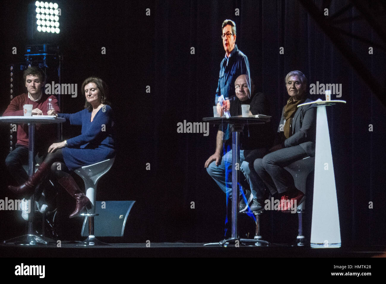 Paris, France. 05Th Feb 2017. Jean-Luc Melenchon apparaît comme une hologarm lors d'une réunion à Paris. Monsieur le Melochon a été à Lyon. C'est la première fois qu'un homme politique français a diffusé un hologramme de son discours. Jean-Luc Melanchon était à Lyon et Paris en même temps que son emplacement pour l'élection 2017 Preseidential français. Credit : Julien Mattia/Le PictoriumAlamy Live News Banque D'Images