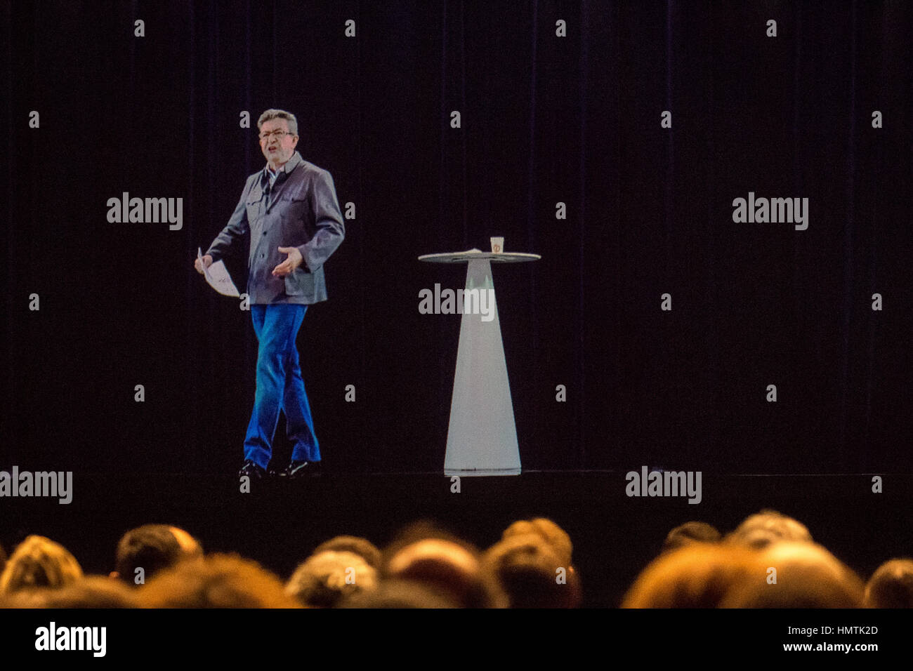 Paris, France. 05Th Feb 2017. Jean-Luc Melenchon apparaît comme une hologarm lors d'une réunion à Paris. Monsieur le Melochon a été à Lyon. C'est la première fois qu'un homme politique français a diffusé un hologramme de son discours. Jean-Luc Melanchon était à Lyon et Paris en même temps que son emplacement pour l'élection 2017 Preseidential français. Credit : Julien Mattia/Le PictoriumAlamy Live News Banque D'Images