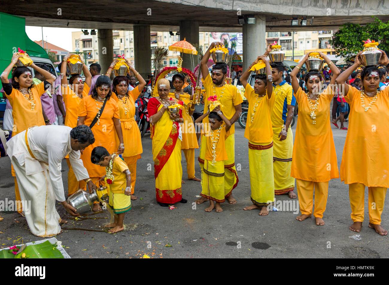 Kuala Lumpur, Malaisie. Le 04 février, 2017. Hindou dévot malaisien participe à la fête de Thaipusam à Batu Caves, la Malaisie, le 04 février, 2017. Thaipusam est célébré par les dévots du dieu hindou Murugan et est un important festival de la communauté tamoule dans des pays comme l'Inde, Sri Lanka, Indonésie, Thaïlande, Malaisie et Singapour, au cours de laquelle les dévots pierce eux-mêmes avec les pointes et prendre part à de longues processions. Crédit : Chris JUNG/Alamy Live News Banque D'Images