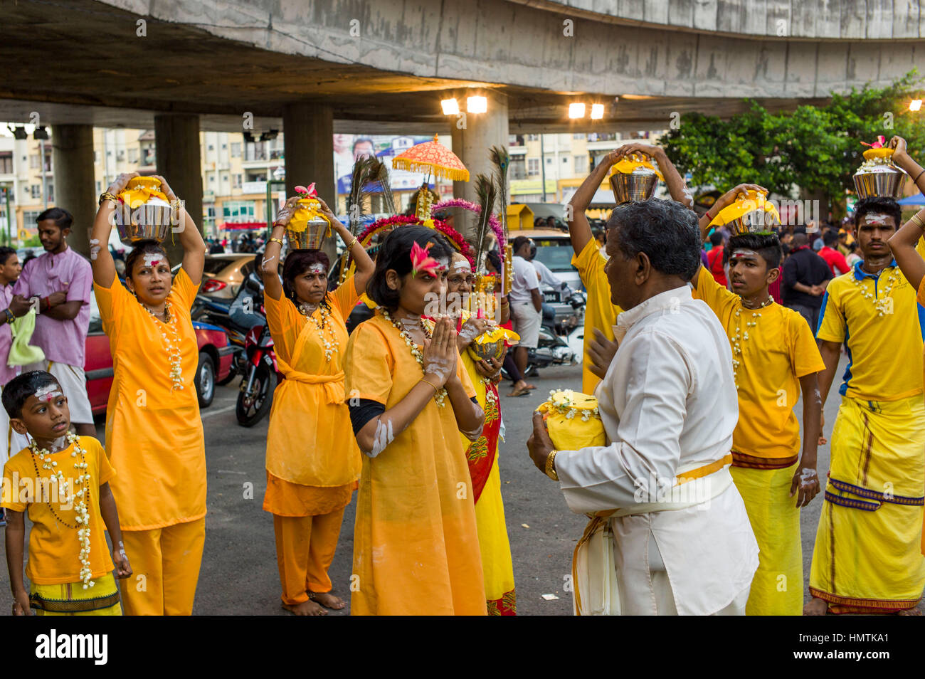 Kuala Lumpur, Malaisie. Le 04 février, 2017. Hindou dévot malaisien participe à la fête de Thaipusam à Batu Caves, la Malaisie, le 04 février, 2017. Thaipusam est célébré par les dévots du dieu hindou Murugan et est un important festival de la communauté tamoule dans des pays comme l'Inde, Sri Lanka, Indonésie, Thaïlande, Malaisie et Singapour, au cours de laquelle les dévots pierce eux-mêmes avec les pointes et prendre part à de longues processions. Crédit : Chris JUNG/Alamy Live News Banque D'Images