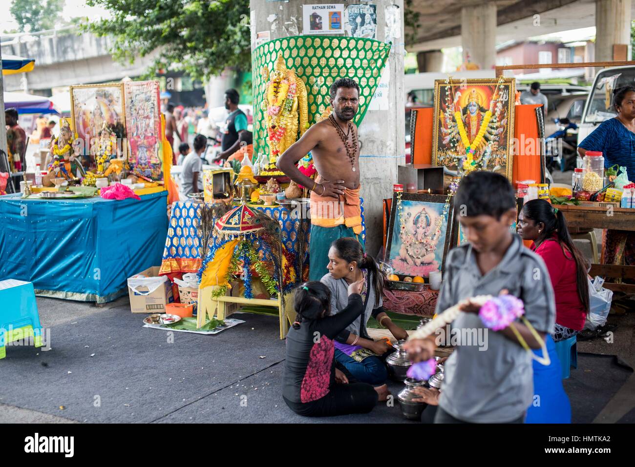 Kuala Lumpur, Malaisie. Le 04 février, 2017. Hindou dévot malaisien participe à la fête de Thaipusam à Batu Caves, la Malaisie, le 04 février, 2017. Thaipusam est célébré par les dévots du dieu hindou Murugan et est un important festival de la communauté tamoule dans des pays comme l'Inde, Sri Lanka, Indonésie, Thaïlande, Malaisie et Singapour, au cours de laquelle les dévots pierce eux-mêmes avec les pointes et prendre part à de longues processions. Crédit : Chris JUNG/Alamy Live News Banque D'Images