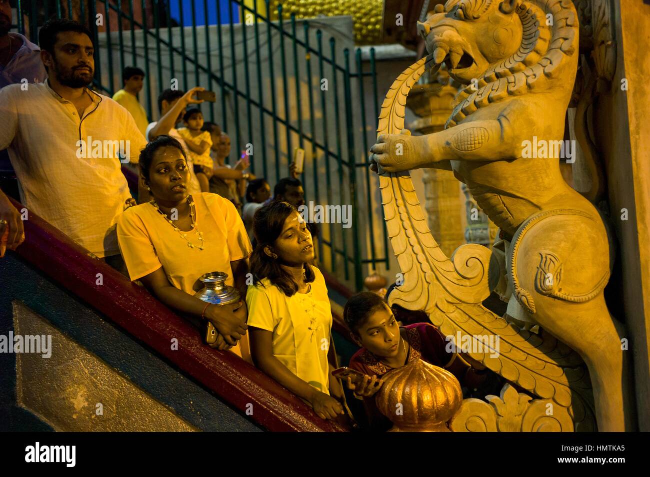 Kuala Lumpur, Malaisie. Le 04 février, 2017. Hindou dévot malaisien participe à la fête de Thaipusam à Batu Caves, la Malaisie, le 04 février, 2017. Thaipusam est célébré par les dévots du dieu hindou Murugan et est un important festival de la communauté tamoule dans des pays comme l'Inde, Sri Lanka, Indonésie, Thaïlande, Malaisie et Singapour, au cours de laquelle les dévots pierce eux-mêmes avec les pointes et prendre part à de longues processions. Crédit : Chris JUNG/Alamy Live News Banque D'Images